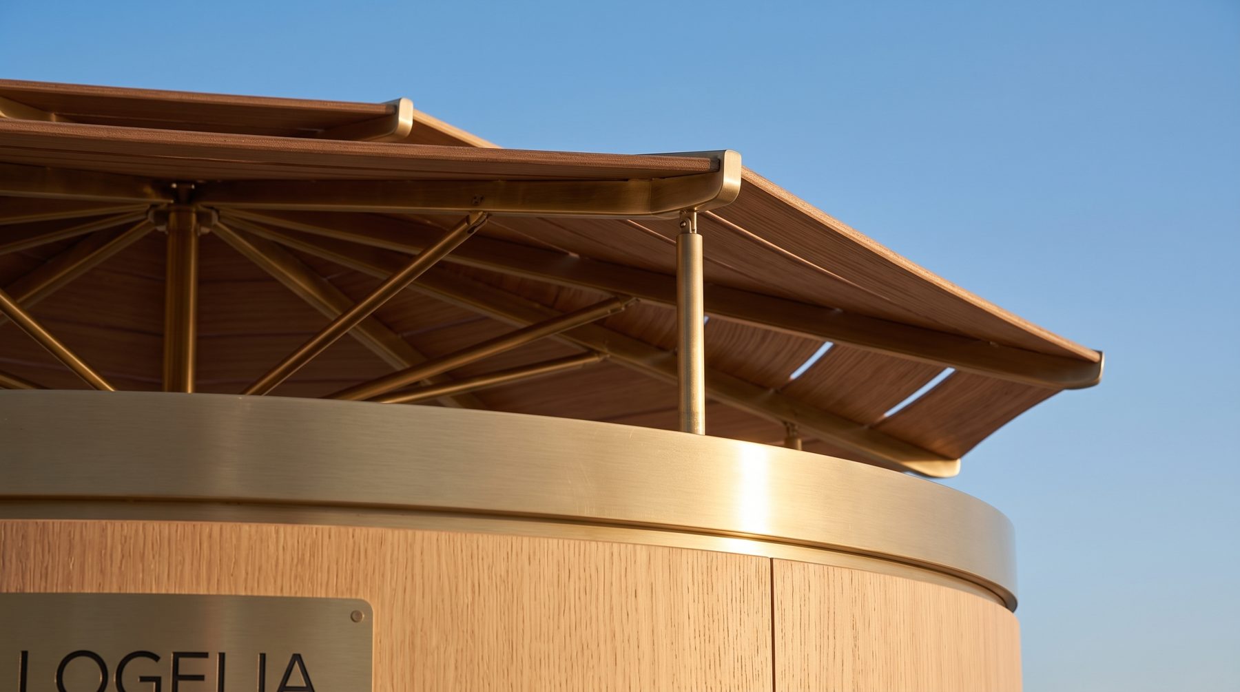 Détail du toit-parasol en lattes de bois et de sa structure en laiton, au-dessus du cylindre en chêne